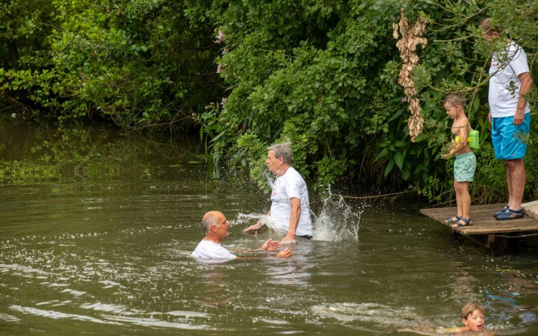 Jong en oud plonst in de Mark voor beter rivierwater