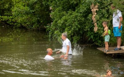 Jong en oud plonst in de Mark voor beter rivierwater